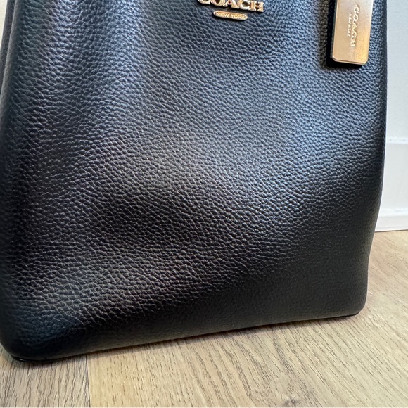 Coach Small Town Bucket Bag Black Pebbled Leather Gold Hardware Shoulder Bag - Picture 2 of 12